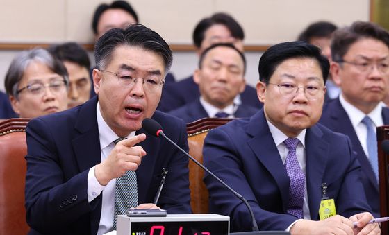 답변하는 윤성원 전 1차관