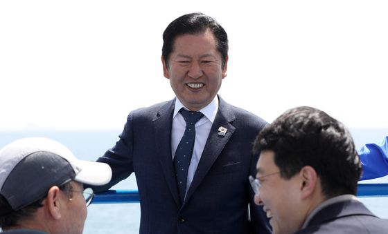 욕지도 향하는 선박서 시민과 대화하는 정청래 대표