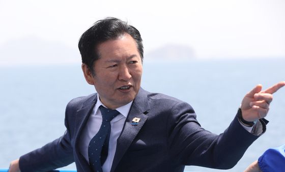 욕지도 향하는 선박서 시민과 대화하는 정청래 대표