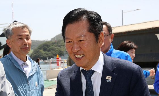 욕지도 주민들과 인사하는 정청래