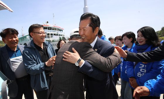 욕지도 주민과 포옹하는 정청래