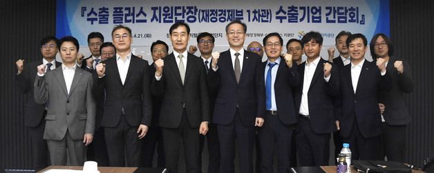기념 촬영하는 이형일 차관
