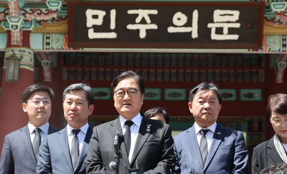 민주의문 앞에 선 우원식 의장