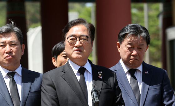 취재진 질문에 답하는 우원식