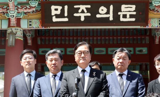 민주의문 앞 우원식 국회의장