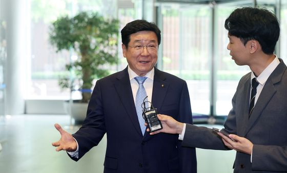 취재진 질문에 답하는 이찬희 삼성 준감위원장