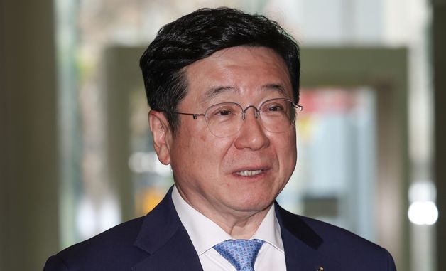 답변하는 이찬희 준감위원장