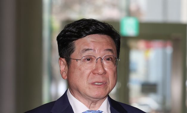 정례회의에 앞서 답변하는 이찬희 준감위원장
