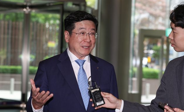 이찬희 준감위원장, 취재진 질문에 답변