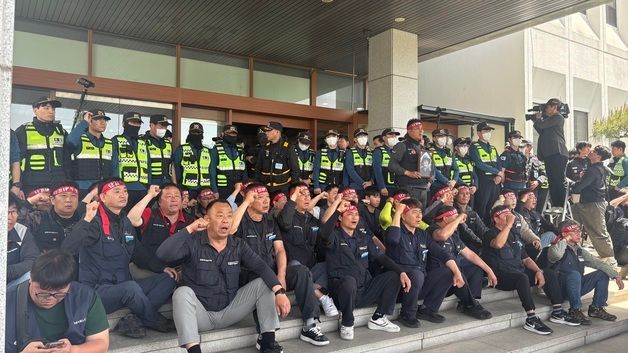 경남경찰청에서 규탄 구호 외치는 화물연대