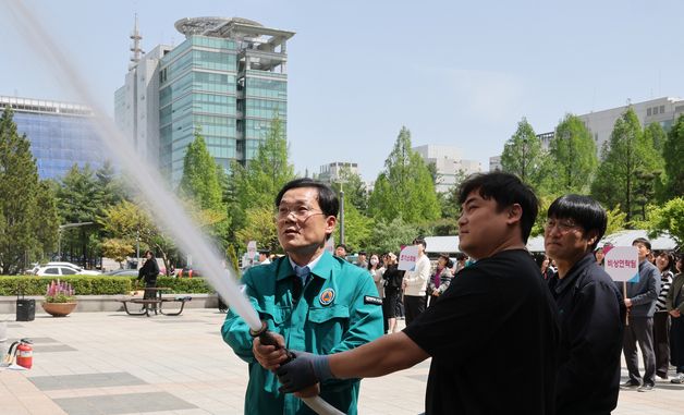 화재 초기 대응 훈련하는 대전 서구청 직원