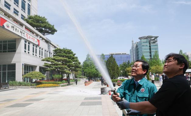 소방 훈련하는 김낙철 서구 부구청장
