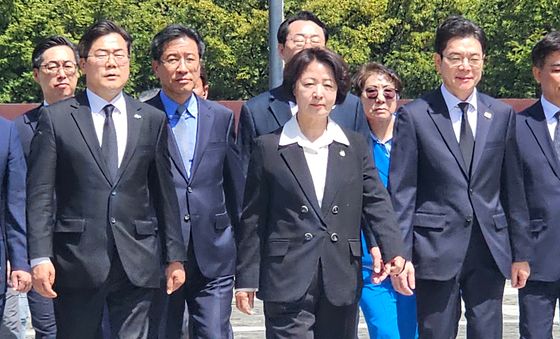 노무현 전 대통령 묘역 참배 마친 정원오-추미애-박찬대