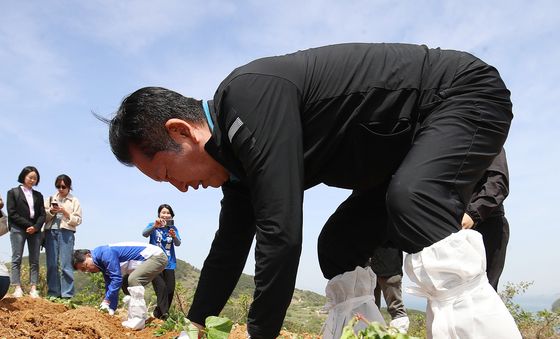 정청래, 욕지도서 고구마 재배 민생현장 체험