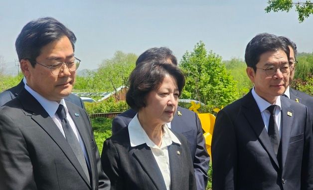 박찬대·추미애·정원오, 고 노무현 전 대통령 묘역 참배