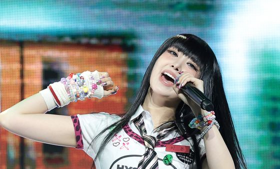 이본, 언차일드로 데뷔