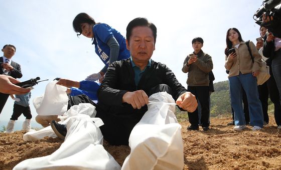 정청래 대표, 고구마 순 심기 준비 완료