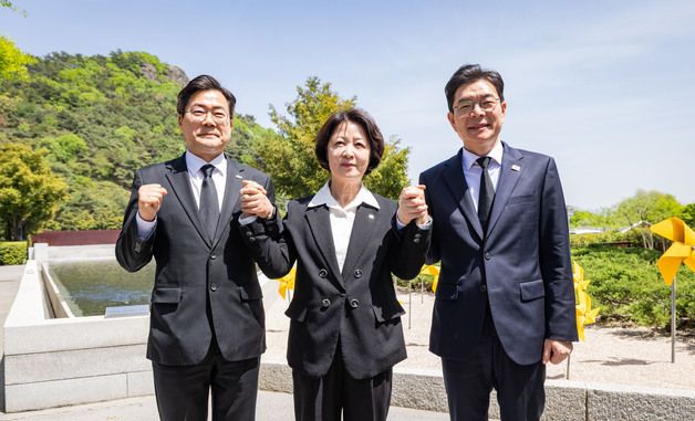 노무현 전 대통령 묘역 참배 마친 정원오·추미애·박찬대