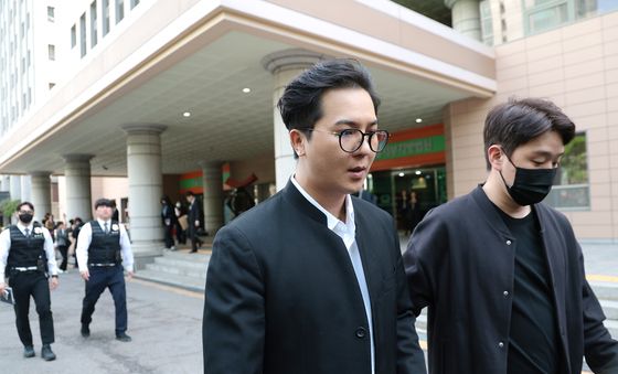 법원 떠나는 송민호