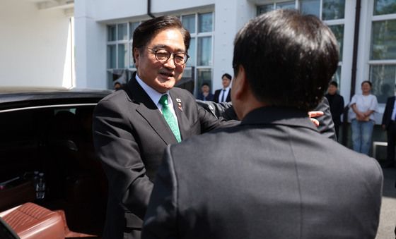 옛 전남도청서 강기정 만난 우원식