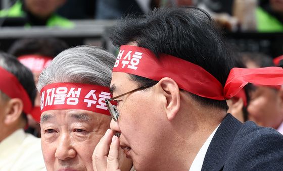 귀엣말 나누는 송언석·강호동