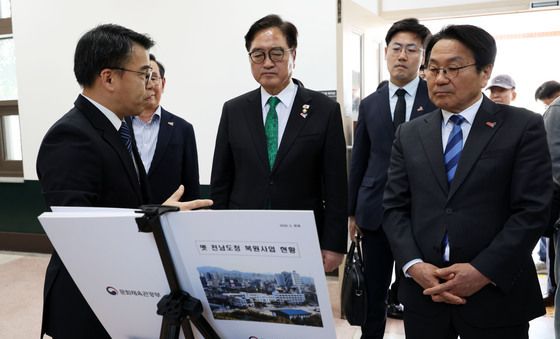 옛 전남도청 복원 사업 설명 듣는 우원식