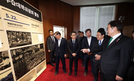 옛 전남도청 분수대 사진 바라보는 우원식