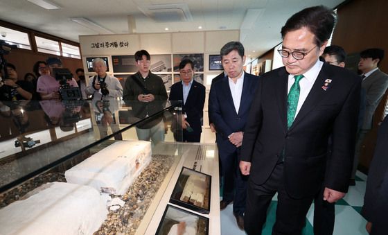 그날 흔적 살피는 우원식 국회의장