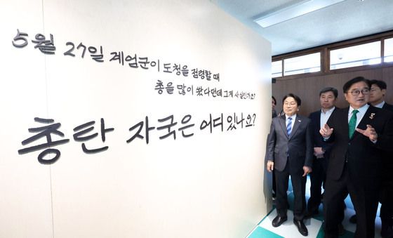 총탄 자국 이야기 하는 우원식 국회의장