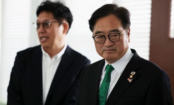 5·18 뱃지 찬 우원식 국회의장