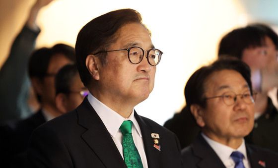 5·18 영상 보며 눈시울 붉히는 우원식