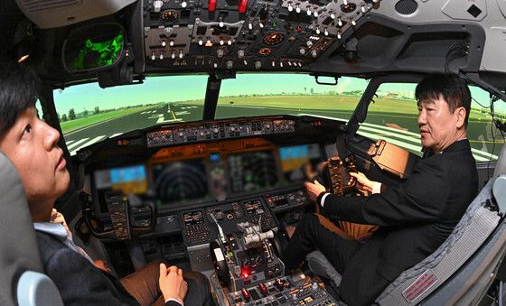 'B737-8 모의비행장치 내부 신기하네'
