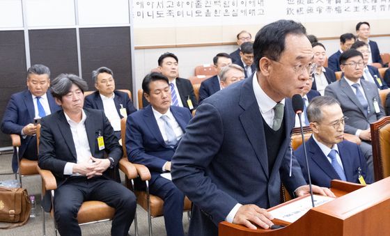 답변하는 강백신 검사