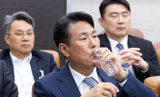 목 축이는 김태효 전 국가안보실 1차장