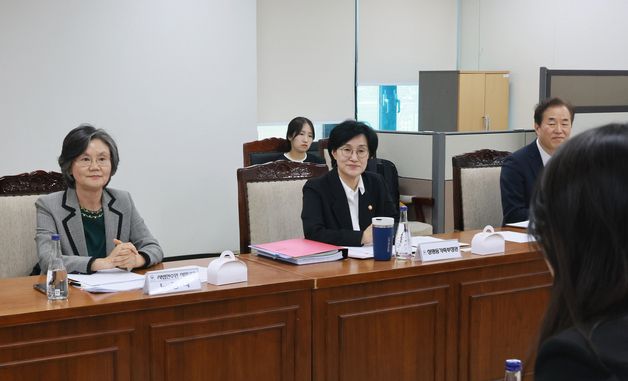 원민경 장관, 촉법소년 연령 조정 관련 자문위원 간담회 참석