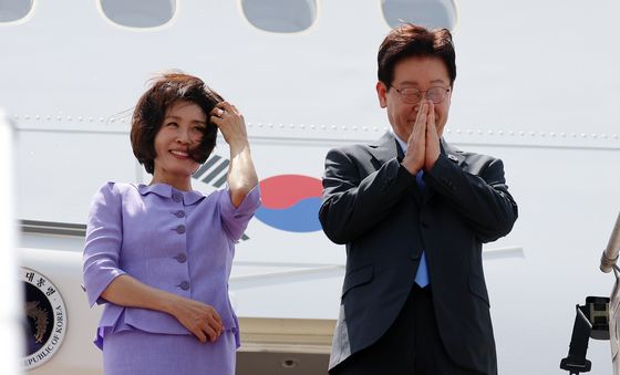 손 모아 인사하는 이재명 대통령