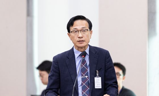 답변하는 윤성현 전 남해지방 해양경찰청장