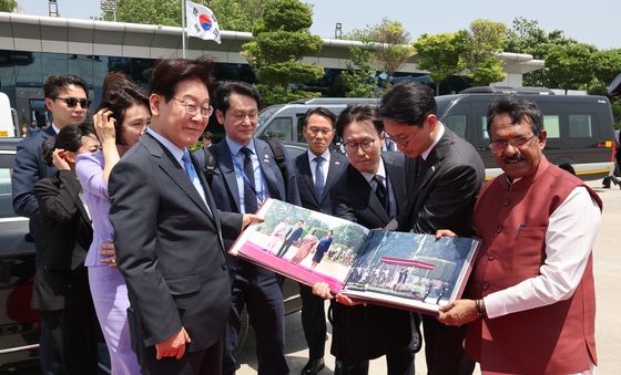 사진첩 선물 받은 이재명 대통령