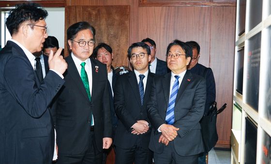 옛 도청 살펴보는 우원식·강기정