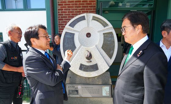 상무관 살펴보는 우원식