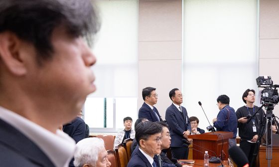 의원 질의 듣는 강백신·강일민 검사