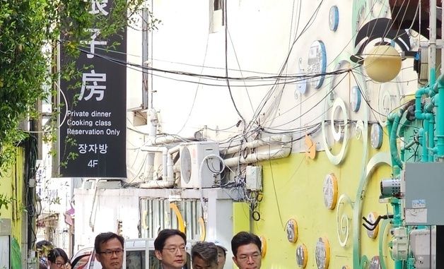 마산 창동예술길 둘러보는 김경수·정원오