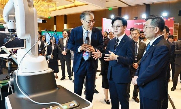 한·인도 비즈니스 파트너십 행사장 방문한 김정관 장관