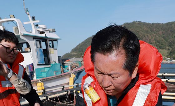 뜰채 이용해 우럭 잡는 정청래 대표