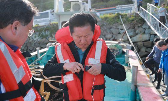 구명조끼 착용하는 정청래 대표