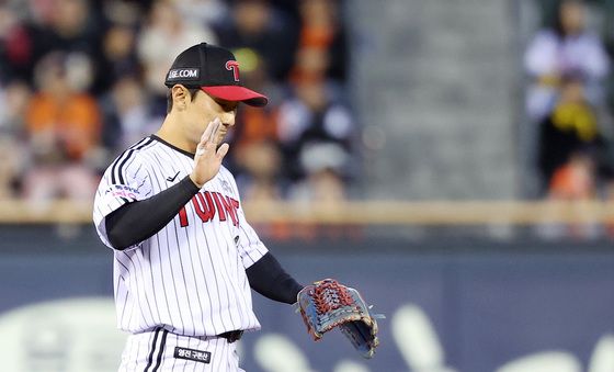 신민재, 아쉬운 송구실책