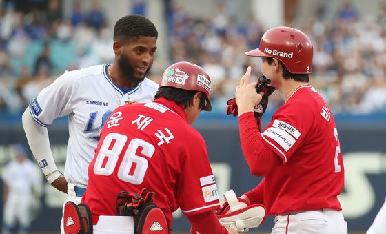 '19경기 연속 안타' 축하하는 디아즈