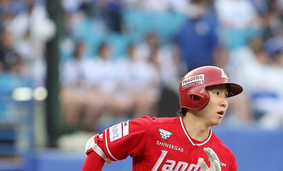 1루 달리는 박성한 '19경기 연속 안타'