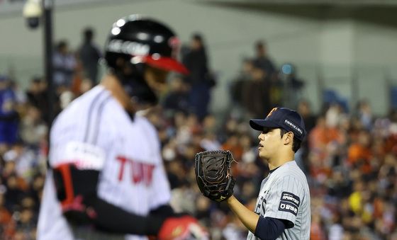 볼넷으로 만루 허용하는 문동주