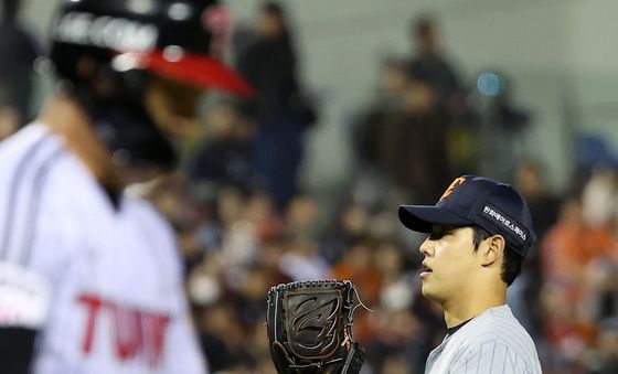 볼넷으로 만루 허용하는 문동주